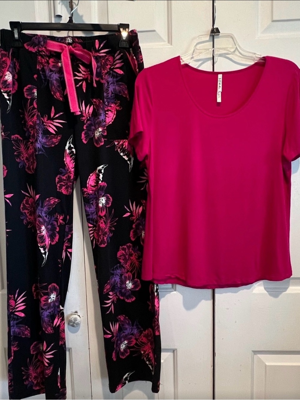 2 Pc PJ Set💖 SOMA Fuchsia Short Sleeve Top & Black Floral Lounge Pants Set